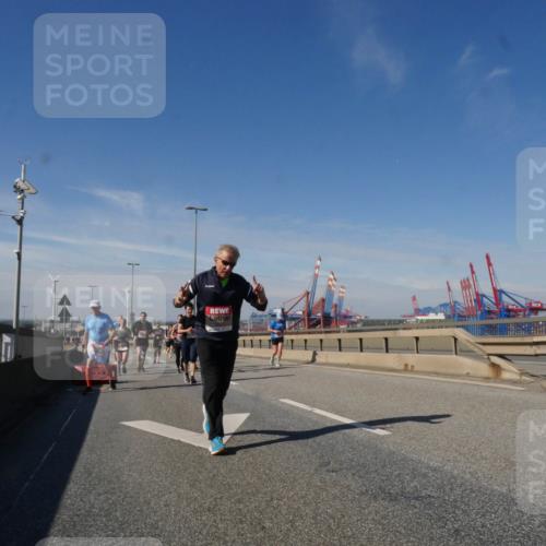 03.10.2025 - Köhlbrandbrückenlauf Matties Gatica Varas http://msf.ph/oto/8998038 03.10.2025 12:49:45 Position 2  meine-sportfotos.de