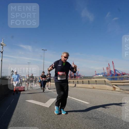 03.10.2025 - Köhlbrandbrückenlauf Matties Gatica Varas http://msf.ph/oto/8998043 03.10.2025 12:49:46 Position 2 5027, 18 meine-sportfotos.de