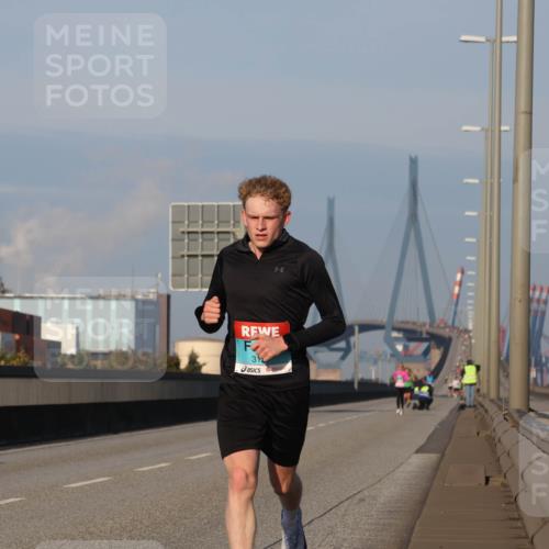 03.10.2025 - Köhlbrandbrückenlauf Luisa Fischer http://msf.ph/oto/8998063 03.10.2025 10:38:05 Position 3  meine-sportfotos.de