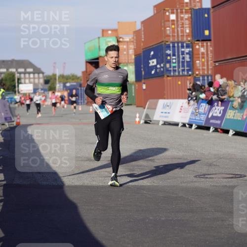 03.10.2025 - Köhlbrandbrückenlauf Michael Burmester http://msf.ph/oto/8998135 03.10.2025 10:02:33 Ziel 1130, 1311, 1595, 1878, 3331 meine-sportfotos.de