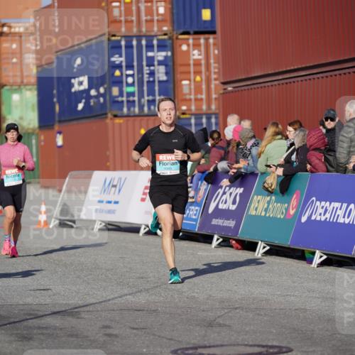 03.10.2025 - Köhlbrandbrückenlauf Michael Burmester http://msf.ph/oto/8998152 03.10.2025 10:02:42 Ziel 1045, 1123, 3227, 3630 meine-sportfotos.de