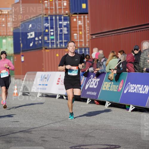 03.10.2025 - Köhlbrandbrückenlauf Michael Burmester http://msf.ph/oto/8998160 03.10.2025 10:02:42 Ziel 1045, 1123, 3227, 3630 meine-sportfotos.de