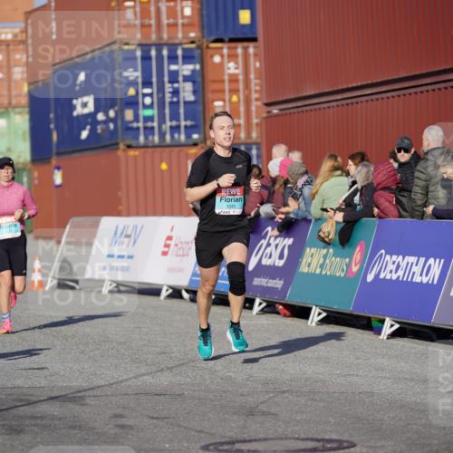03.10.2025 - Köhlbrandbrückenlauf Michael Burmester http://msf.ph/oto/8998166 03.10.2025 10:02:42 Ziel 1045, 1123, 3227, 3630 meine-sportfotos.de