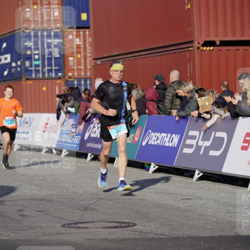 03.10.2025 - Köhlbrandbrückenlauf Michael Burmester http://msf.ph/oto/8998257 03.10.2025 10:02:50 Ziel 1045, 1123, 3227, 3496, 3630, 3832 meine-sportfotos.de