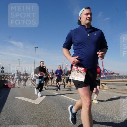 03.10.2025 - Köhlbrandbrückenlauf Matties Gatica Varas http://msf.ph/oto/8998269 03.10.2025 12:50:14 Position 2 1111, 5720 meine-sportfotos.de