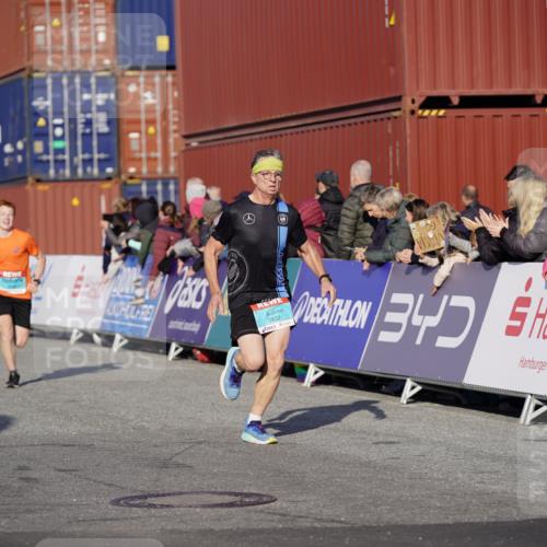 03.10.2025 - Köhlbrandbrückenlauf Michael Burmester http://msf.ph/oto/8998274 03.10.2025 10:02:50 Ziel 1045, 1123, 3227, 3496, 3630, 3832 meine-sportfotos.de