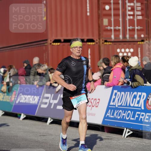 03.10.2025 - Köhlbrandbrückenlauf Michael Burmester http://msf.ph/oto/8998281 03.10.2025 10:02:51 Ziel 1045, 1105, 1123, 3227, 3496, 3630, 3832 meine-sportfotos.de