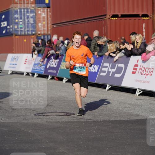 03.10.2025 - Köhlbrandbrückenlauf Michael Burmester http://msf.ph/oto/8998297 03.10.2025 10:02:52 Ziel 1045, 1105, 1123, 3496, 3521, 3630, 3832 meine-sportfotos.de