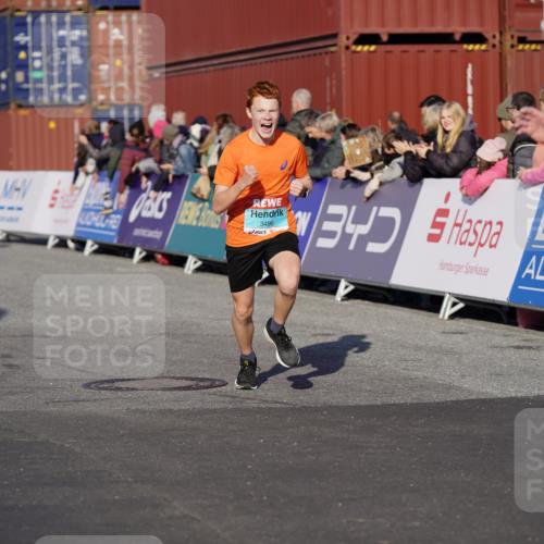 03.10.2025 - Köhlbrandbrückenlauf Michael Burmester http://msf.ph/oto/8998304 03.10.2025 10:02:52 Ziel 1045, 1105, 1123, 3496, 3521, 3630, 3832 meine-sportfotos.de