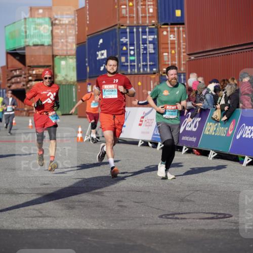 03.10.2025 - Köhlbrandbrückenlauf Michael Burmester http://msf.ph/oto/8998332 03.10.2025 10:02:55 Ziel 1105, 1116, 3353, 3496, 3521, 3832 meine-sportfotos.de