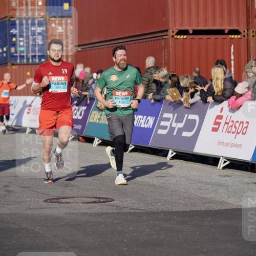 03.10.2025 - Köhlbrandbrückenlauf Michael Burmester http://msf.ph/oto/8998340 03.10.2025 10:02:56 Ziel 1105, 1116, 3305, 3353, 3496, 3521, 3832 meine-sportfotos.de