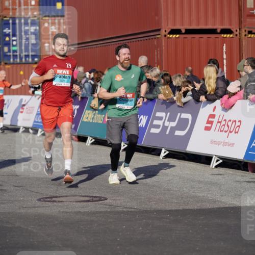 03.10.2025 - Köhlbrandbrückenlauf Michael Burmester http://msf.ph/oto/8998348 03.10.2025 10:02:56 Ziel 1105, 1116, 3305, 3353, 3496, 3521, 3832 meine-sportfotos.de