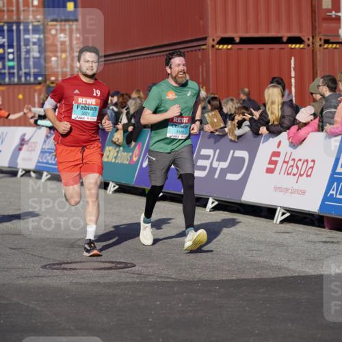 03.10.2025 - Köhlbrandbrückenlauf Michael Burmester http://msf.ph/oto/8998354 03.10.2025 10:02:56 Ziel 1105, 1116, 3305, 3353, 3496, 3521, 3832 meine-sportfotos.de