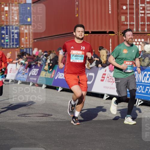 03.10.2025 - Köhlbrandbrückenlauf Michael Burmester http://msf.ph/oto/8998368 03.10.2025 10:02:57 Ziel 1105, 1116, 3305, 3353, 3496, 3521, 3832 meine-sportfotos.de