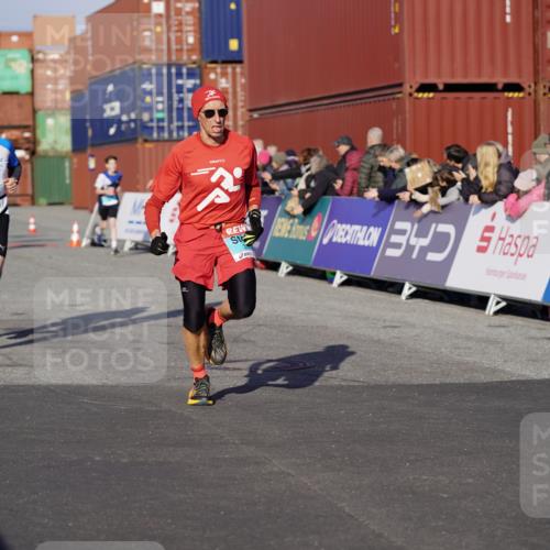 03.10.2025 - Köhlbrandbrückenlauf Michael Burmester http://msf.ph/oto/8998377 03.10.2025 10:02:58 Ziel 1088, 1105, 1116, 1313, 3196, 3305, 3353, 3496, 3521, 3832 meine-sportfotos.de