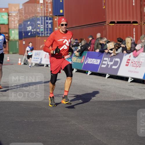 03.10.2025 - Köhlbrandbrückenlauf Michael Burmester http://msf.ph/oto/8998384 03.10.2025 10:02:58 Ziel 1088, 1105, 1116, 1313, 3196, 3305, 3353, 3496, 3521, 3832 meine-sportfotos.de