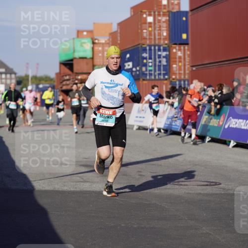 03.10.2025 - Köhlbrandbrückenlauf Michael Burmester http://msf.ph/oto/8998397 03.10.2025 10:02:59 Ziel 1088, 1105, 1116, 1313, 3196, 3305, 3353, 3496, 3521 meine-sportfotos.de