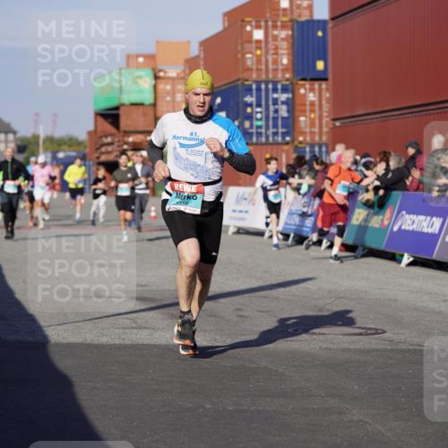 03.10.2025 - Köhlbrandbrückenlauf Michael Burmester http://msf.ph/oto/8998402 03.10.2025 10:02:59 Ziel 1088, 1105, 1116, 1313, 3196, 3305, 3353, 3496, 3521 meine-sportfotos.de