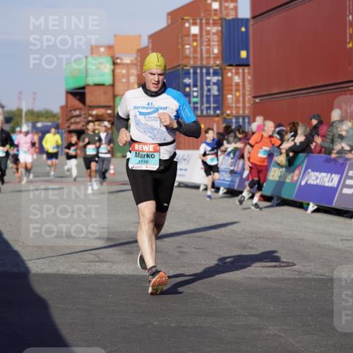03.10.2025 - Köhlbrandbrückenlauf Michael Burmester http://msf.ph/oto/8998409 03.10.2025 10:02:59 Ziel 1088, 1105, 1116, 1313, 3196, 3305, 3353, 3496, 3521 meine-sportfotos.de
