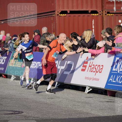 03.10.2025 - Köhlbrandbrückenlauf Michael Burmester http://msf.ph/oto/8998416 03.10.2025 10:03:01 Ziel 1088, 1091, 1105, 1116, 1173, 1198, 1313, 1321, 1334, 1560, 3196, 3305, 3353, 3521 meine-sportfotos.de
