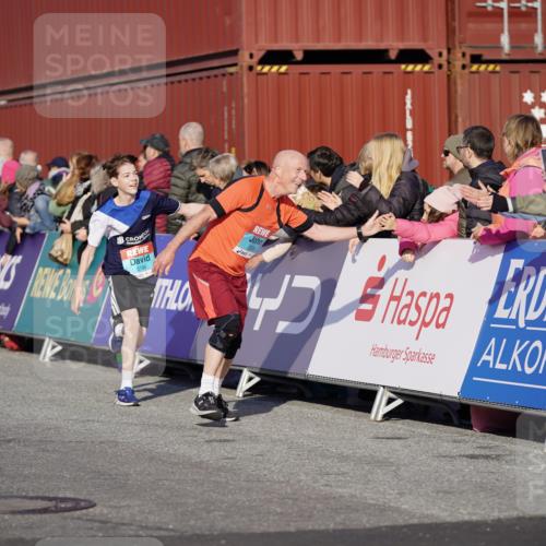 03.10.2025 - Köhlbrandbrückenlauf Michael Burmester http://msf.ph/oto/8998425 03.10.2025 10:03:01 Ziel 1088, 1091, 1105, 1116, 1173, 1198, 1313, 1321, 1334, 1560, 3196, 3305, 3353, 3521 meine-sportfotos.de