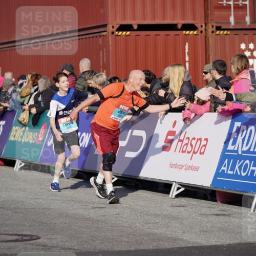 03.10.2025 - Köhlbrandbrückenlauf Michael Burmester http://msf.ph/oto/8998433 03.10.2025 10:03:01 Ziel 1088, 1091, 1105, 1116, 1173, 1198, 1313, 1321, 1334, 1560, 3196, 3305, 3353, 3521 meine-sportfotos.de