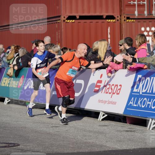 03.10.2025 - Köhlbrandbrückenlauf Michael Burmester http://msf.ph/oto/8998440 03.10.2025 10:03:01 Ziel 1088, 1091, 1105, 1116, 1173, 1198, 1313, 1321, 1334, 1560, 3196, 3305, 3353, 3521 meine-sportfotos.de