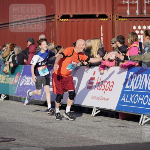 03.10.2025 - Köhlbrandbrückenlauf Michael Burmester http://msf.ph/oto/8998449 03.10.2025 10:03:01 Ziel 1088, 1091, 1105, 1116, 1173, 1198, 1313, 1321, 1334, 1560, 3196, 3305, 3353, 3521 meine-sportfotos.de