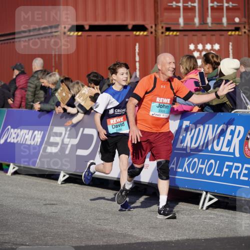 03.10.2025 - Köhlbrandbrückenlauf Michael Burmester http://msf.ph/oto/8998455 03.10.2025 10:03:02 Ziel 1088, 1091, 1105, 1111, 1116, 1173, 1198, 1313, 1321, 1334, 1560, 3196, 3305, 3353, 3521, 3655 meine-sportfotos.de