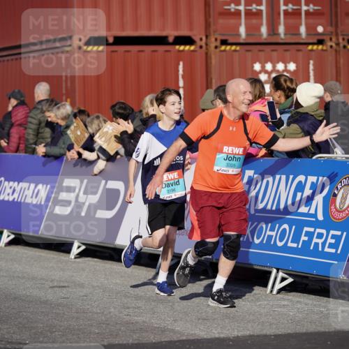 03.10.2025 - Köhlbrandbrückenlauf Michael Burmester http://msf.ph/oto/8998464 03.10.2025 10:03:02 Ziel 1088, 1091, 1105, 1111, 1116, 1173, 1198, 1313, 1321, 1334, 1560, 3196, 3305, 3353, 3521, 3655 meine-sportfotos.de