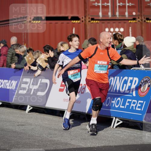 03.10.2025 - Köhlbrandbrückenlauf Michael Burmester http://msf.ph/oto/8998471 03.10.2025 10:03:02 Ziel 1088, 1091, 1105, 1111, 1116, 1173, 1198, 1313, 1321, 1334, 1560, 3196, 3305, 3353, 3521, 3655 meine-sportfotos.de