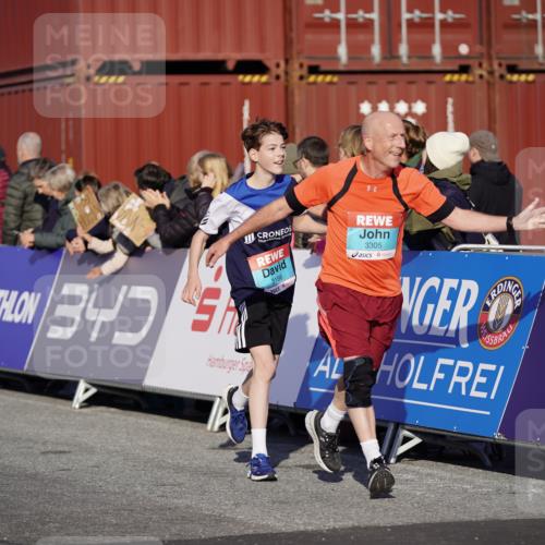 03.10.2025 - Köhlbrandbrückenlauf Michael Burmester http://msf.ph/oto/8998476 03.10.2025 10:03:02 Ziel 1088, 1091, 1105, 1111, 1116, 1173, 1198, 1313, 1321, 1334, 1560, 3196, 3305, 3353, 3521, 3655 meine-sportfotos.de
