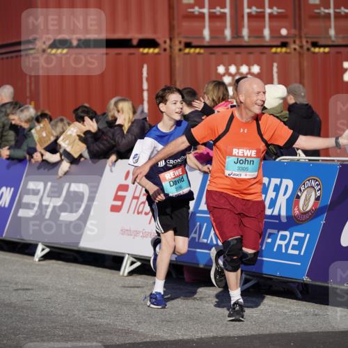 03.10.2025 - Köhlbrandbrückenlauf Michael Burmester http://msf.ph/oto/8998483 03.10.2025 10:03:02 Ziel 1088, 1091, 1105, 1111, 1116, 1173, 1198, 1313, 1321, 1334, 1560, 3196, 3305, 3353, 3521, 3655 meine-sportfotos.de