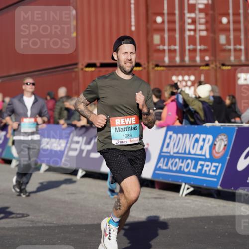 03.10.2025 - Köhlbrandbrückenlauf Michael Burmester http://msf.ph/oto/8998503 03.10.2025 10:03:04 Ziel 1072, 1088, 1091, 1111, 1116, 1173, 1198, 1313, 1321, 1334, 1560, 1836, 3196, 3305, 3353, 3521, 3655 meine-sportfotos.de
