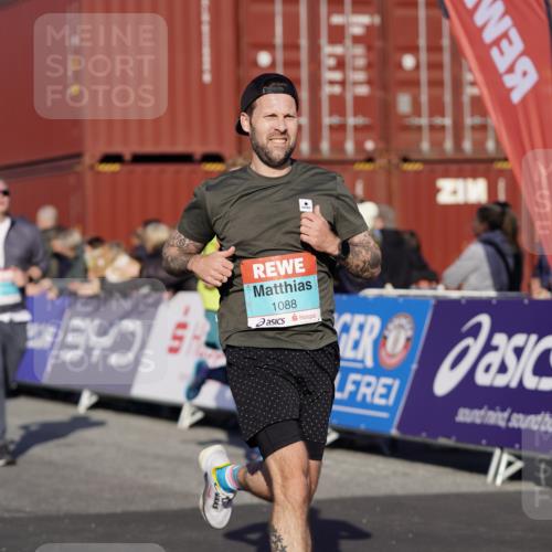 03.10.2025 - Köhlbrandbrückenlauf Michael Burmester http://msf.ph/oto/8998516 03.10.2025 10:03:04 Ziel 1072, 1088, 1091, 1111, 1116, 1173, 1198, 1313, 1321, 1334, 1560, 1836, 3196, 3305, 3353, 3521, 3655 meine-sportfotos.de