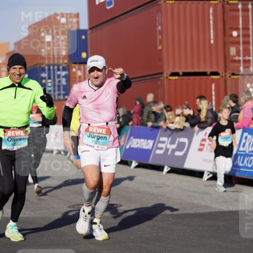 03.10.2025 - Köhlbrandbrückenlauf Michael Burmester http://msf.ph/oto/8998529 03.10.2025 10:03:06 Ziel 1072, 1088, 1091, 1111, 1173, 1198, 1313, 1321, 1334, 1560, 1836, 1931, 3196, 3305, 3655, 3802 meine-sportfotos.de