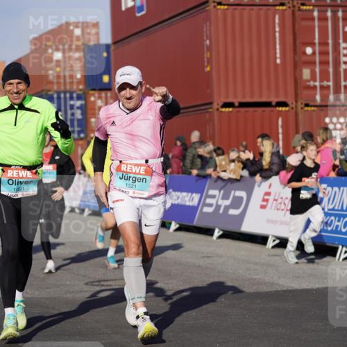 03.10.2025 - Köhlbrandbrückenlauf Michael Burmester http://msf.ph/oto/8998536 03.10.2025 10:03:06 Ziel 1072, 1088, 1091, 1111, 1173, 1198, 1313, 1321, 1334, 1560, 1836, 1931, 3196, 3305, 3655, 3802 meine-sportfotos.de