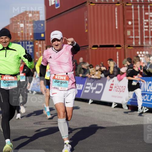03.10.2025 - Köhlbrandbrückenlauf Michael Burmester http://msf.ph/oto/8998543 03.10.2025 10:03:06 Ziel 1072, 1088, 1091, 1111, 1173, 1198, 1313, 1321, 1334, 1560, 1836, 1931, 3196, 3305, 3655, 3802 meine-sportfotos.de
