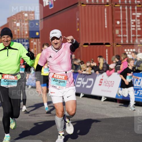 03.10.2025 - Köhlbrandbrückenlauf Michael Burmester http://msf.ph/oto/8998549 03.10.2025 10:03:06 Ziel 1072, 1088, 1091, 1111, 1173, 1198, 1313, 1321, 1334, 1560, 1836, 1931, 3196, 3305, 3655, 3802 meine-sportfotos.de
