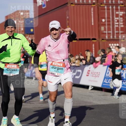 03.10.2025 - Köhlbrandbrückenlauf Michael Burmester http://msf.ph/oto/8998555 03.10.2025 10:03:06 Ziel 1072, 1088, 1091, 1111, 1173, 1198, 1313, 1321, 1334, 1560, 1836, 1931, 3196, 3305, 3655, 3802 meine-sportfotos.de