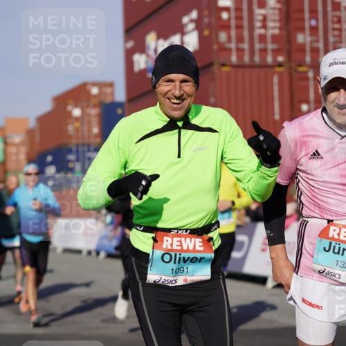 03.10.2025 - Köhlbrandbrückenlauf Michael Burmester http://msf.ph/oto/8998562 03.10.2025 10:03:07 Ziel 1072, 1088, 1091, 1111, 1173, 1198, 1313, 1321, 1334, 1560, 1836, 1931, 3196, 3305, 3655, 3802 meine-sportfotos.de