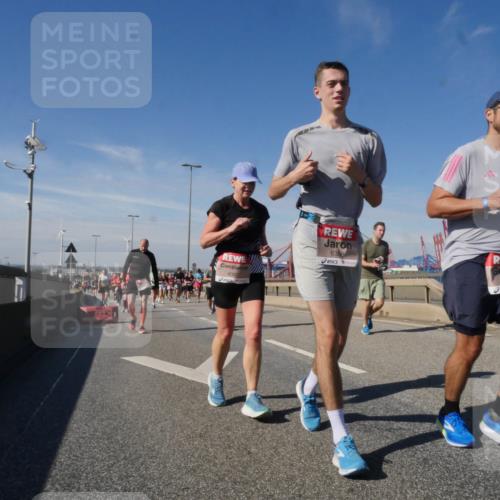 03.10.2025 - Köhlbrandbrückenlauf Matties Gatica Varas http://msf.ph/oto/8998564 03.10.2025 12:50:49 Position 2 4067, 6338, 6337 meine-sportfotos.de