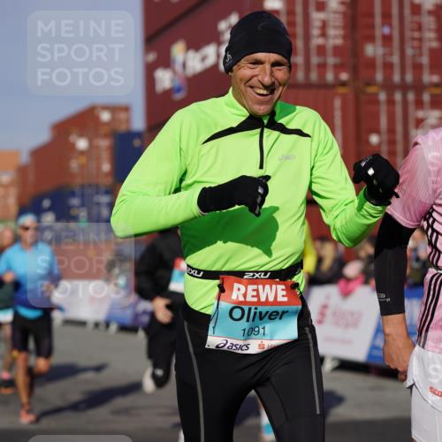 03.10.2025 - Köhlbrandbrückenlauf Michael Burmester http://msf.ph/oto/8998567 03.10.2025 10:03:07 Ziel 1072, 1088, 1091, 1111, 1173, 1198, 1313, 1321, 1334, 1560, 1836, 1931, 3196, 3305, 3655, 3802 meine-sportfotos.de