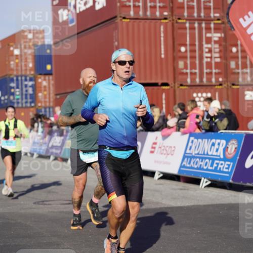 03.10.2025 - Köhlbrandbrückenlauf Michael Burmester http://msf.ph/oto/8998599 03.10.2025 10:03:09 Ziel 1072, 1088, 1091, 1111, 1173, 1198, 1313, 1321, 1334, 1560, 1836, 1931, 2995, 2998, 3196, 3655, 3802 meine-sportfotos.de