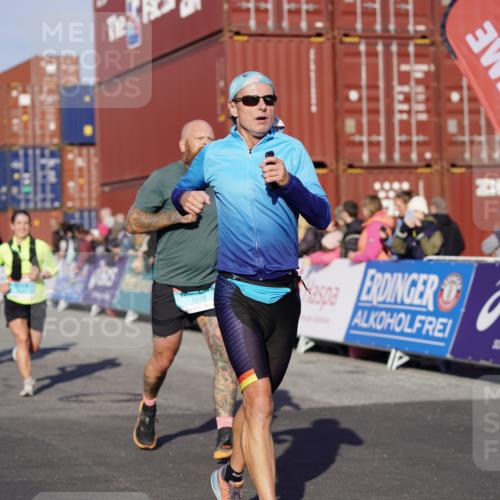 03.10.2025 - Köhlbrandbrückenlauf Michael Burmester http://msf.ph/oto/8998605 03.10.2025 10:03:09 Ziel 1072, 1088, 1091, 1111, 1173, 1198, 1313, 1321, 1334, 1560, 1836, 1931, 2995, 2998, 3196, 3655, 3802 meine-sportfotos.de