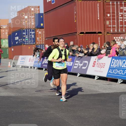 03.10.2025 - Köhlbrandbrückenlauf Michael Burmester http://msf.ph/oto/8998618 03.10.2025 10:03:10 Ziel 1072, 1088, 1091, 1111, 1173, 1198, 1207, 1313, 1321, 1334, 1560, 1836, 1931, 2995, 2998, 3196, 3655, 3802 meine-sportfotos.de