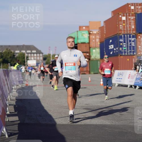 03.10.2025 - Köhlbrandbrückenlauf Michael Burmester http://msf.ph/oto/8998643 03.10.2025 10:03:11 Ziel 1072, 1091, 1111, 1173, 1198, 1207, 1321, 1334, 1560, 1682, 1836, 1931, 2995, 2998, 3655, 3802 meine-sportfotos.de