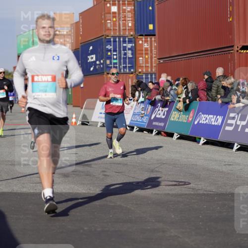 03.10.2025 - Köhlbrandbrückenlauf Michael Burmester http://msf.ph/oto/8998651 03.10.2025 10:03:12 Ziel 1072, 1091, 1111, 1173, 1198, 1207, 1321, 1334, 1560, 1682, 1836, 1931, 2995, 2998, 3655, 3802 meine-sportfotos.de