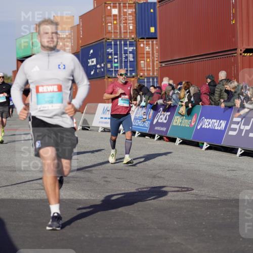 03.10.2025 - Köhlbrandbrückenlauf Michael Burmester http://msf.ph/oto/8998657 03.10.2025 10:03:12 Ziel 1072, 1091, 1111, 1173, 1198, 1207, 1321, 1334, 1560, 1682, 1836, 1931, 2995, 2998, 3655, 3802 meine-sportfotos.de