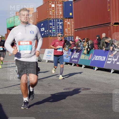 03.10.2025 - Köhlbrandbrückenlauf Michael Burmester http://msf.ph/oto/8998664 03.10.2025 10:03:12 Ziel 1072, 1091, 1111, 1173, 1198, 1207, 1321, 1334, 1560, 1682, 1836, 1931, 2995, 2998, 3655, 3802 meine-sportfotos.de